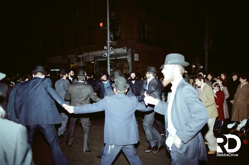 Bailes en la calle en la Simjat Beit Hashoevá