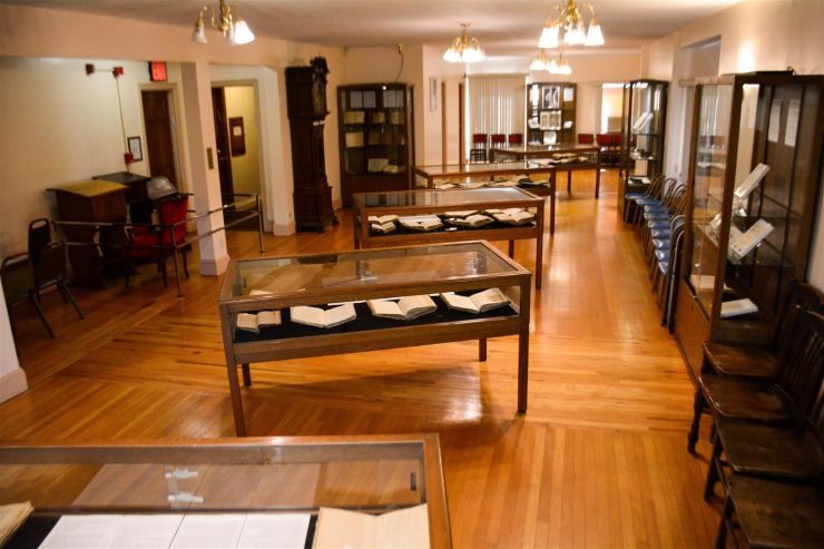 La salle d’exposition de la bibliothèque ’Habad, au troisième étage du 770