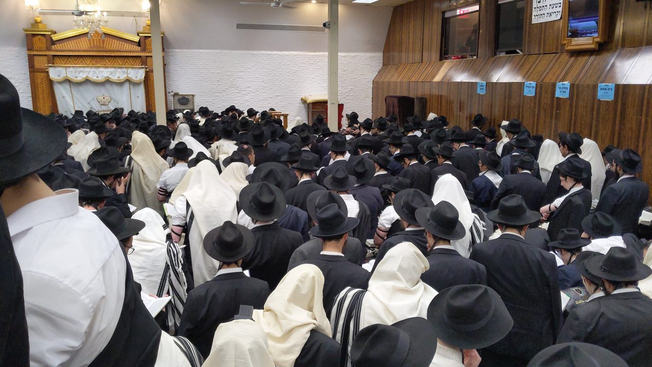 Cha’harit dans la grande synagogue du 770 en Tichri