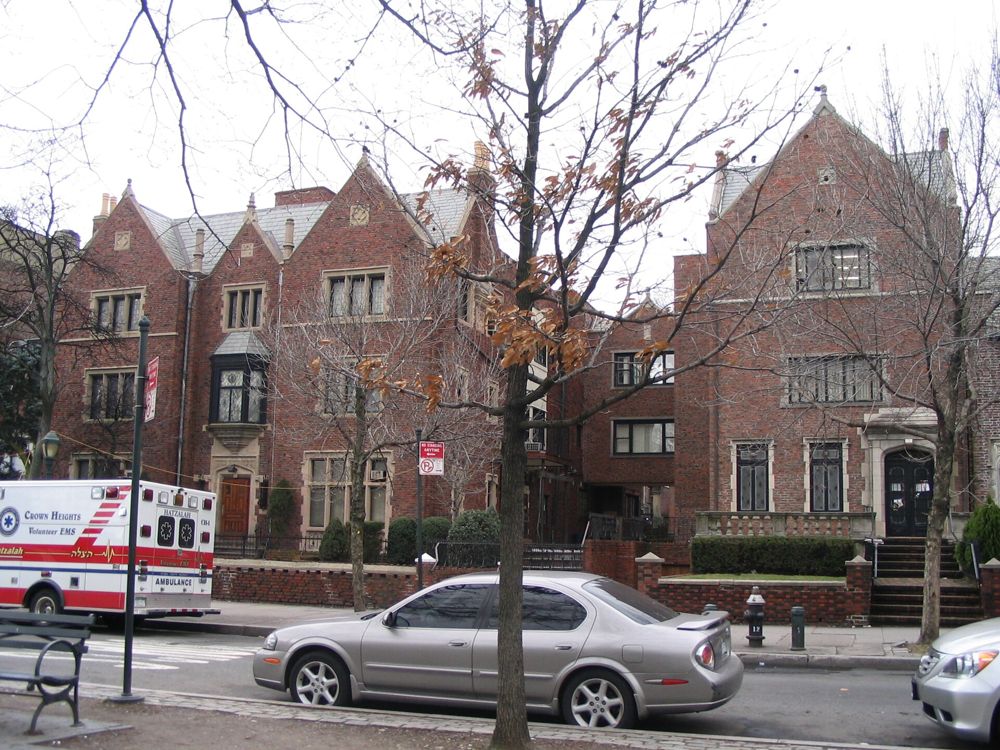770 слева и здание библиотеки Хабада рядом, на Eastern Parkway