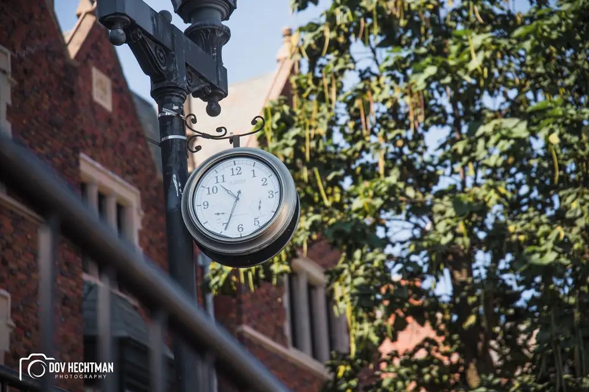 The street clock outside 770.