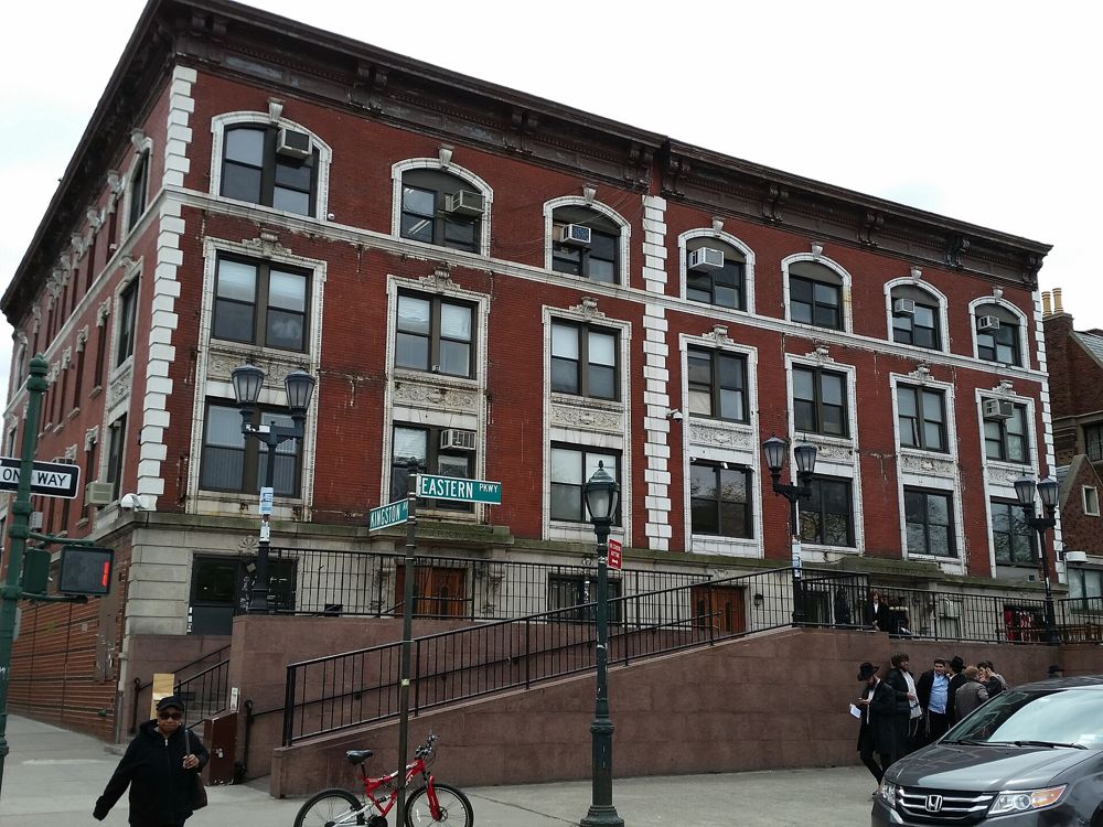 El edificio de oficinas de 784–788 Eastern Parkway, en la esquina de Kingston Avenue